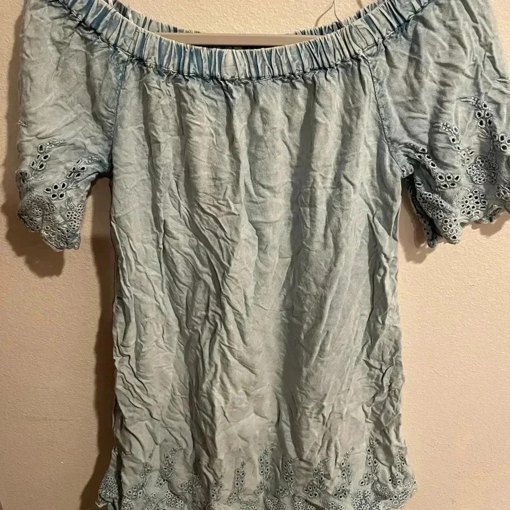 D &Kade crinkled‎ off the shoulder denim blouse size Small